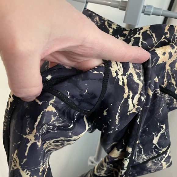 CVG size XS cropped gold marble leggings‎ - Picture 3 of 6